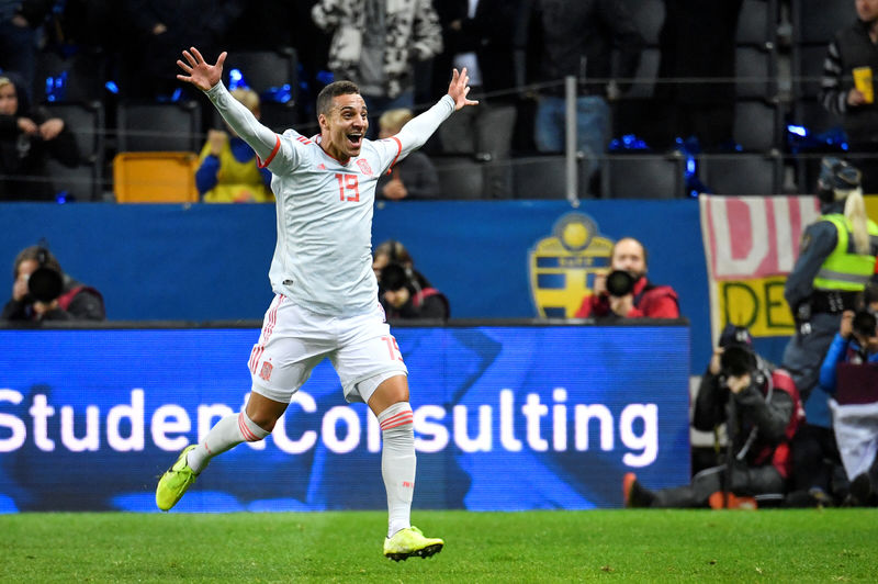 © Reuters. إسبانيا تتعادل 1-1 مع السويد لتتأهل إلى بطولة أوروبا 2020