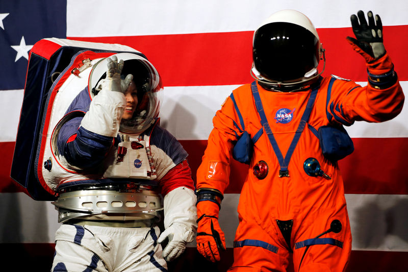 © Reuters. NASA unveil prototype spacesuits for astronauts to wear on the moon in Washington