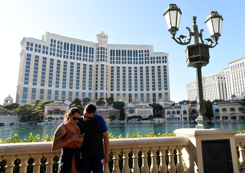 © Reuters. Tourists wait for the fountain show at the Bellagio hotel and casino in Las Vegas