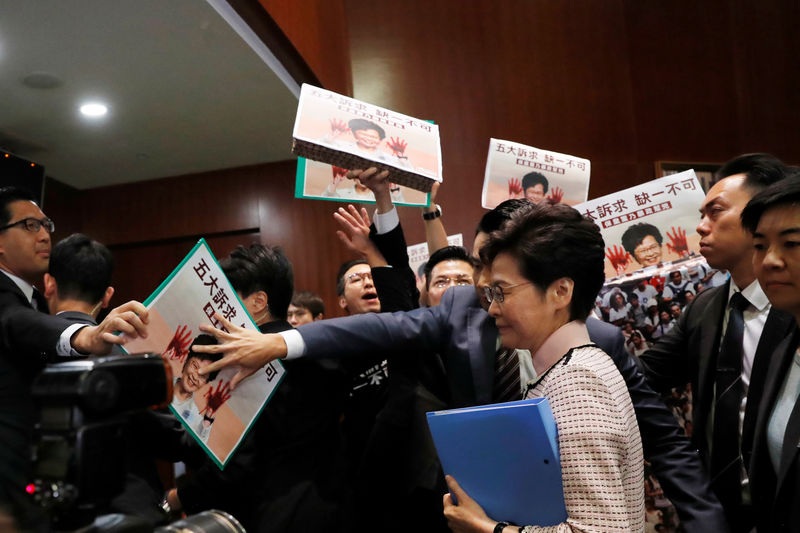 © Reuters. 香港行政長官が施政方針演説、一部議員の妨害で中断