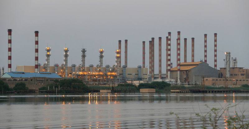 © Reuters. FILE PHOTO: A general view of Abadan oil refinery in southwest Iran, is pictured from Iraqi side of Shatt al-Arab in Al-Faw south of Basra