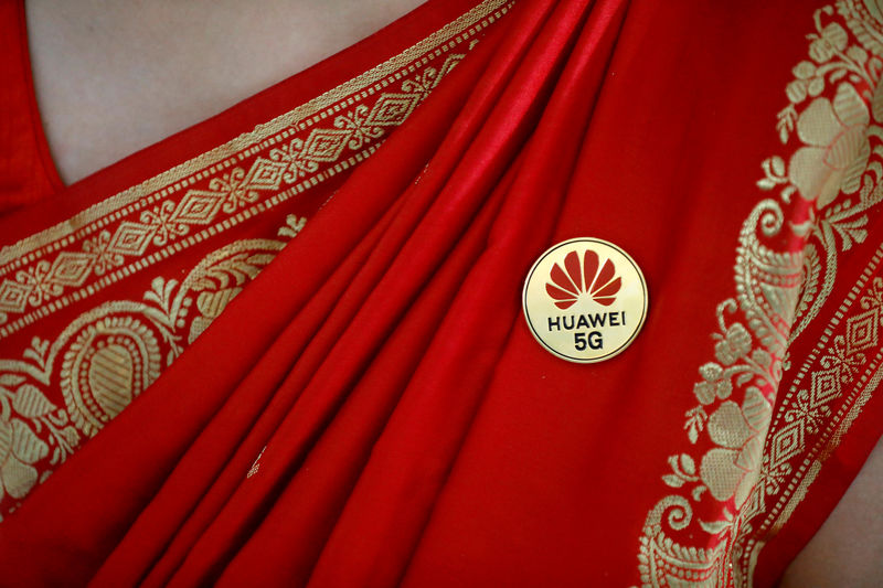 © Reuters. Логотип Huawei на сари во время India Mobile Congress в Нью-Дели