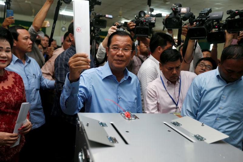 © Reuters. FILE PHOTO: Cambodia's Prime Minister and President of the Cambodian People's Party (CPP) Hun Sen prepares to cast his vote at a polling station during a general election in Takhmao