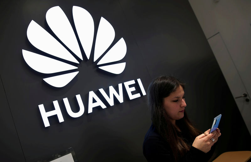 © Reuters. FILE PHOTO: A Huawei logo is pictured at their store at Vina del Mar