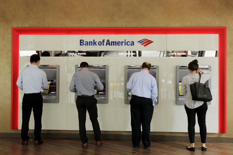 © Reuters. FILE PHOTO: People withdraw money from Bank of America ATMs in New York