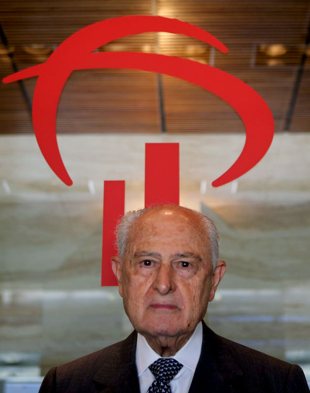 © Reuters. FILE PHOTO: The late former chairman and CEO of Brazilian Bank Bradesco, Lazaro de Mello Brandao, is pictured here as he posed for Reuters in 2015.