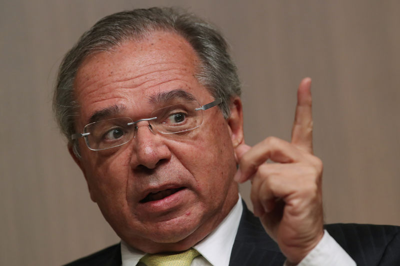 Guedes diz que não vai a Washington por prioridades no Brasil