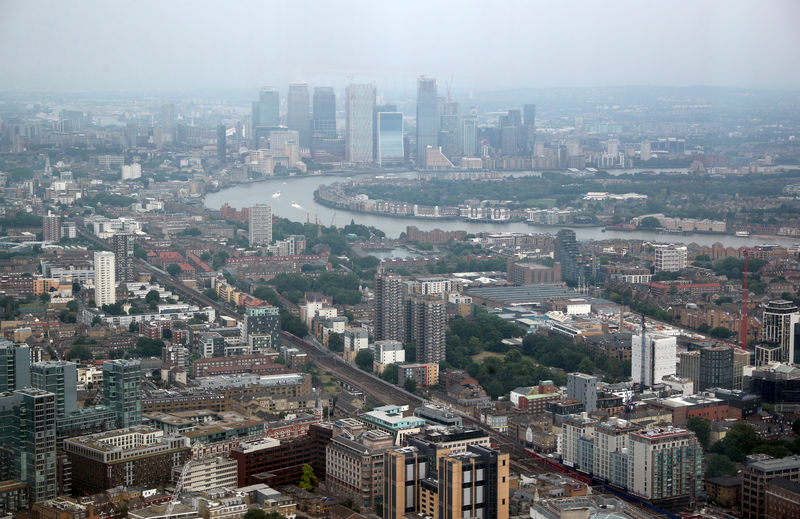 © Reuters. FILE PHOTO: The Canary Wharf financial district is seen from the construction site of 22 Bishopsgate in London