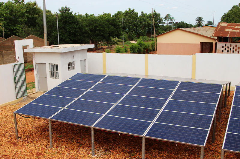 Bolsonaro diz que governo estuda reduzir impostos sobre placas solares