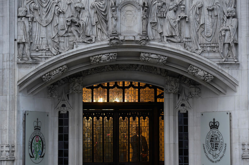 © Reuters. FILE PHOTO: A member of security stands guard inside the Supreme Court in London