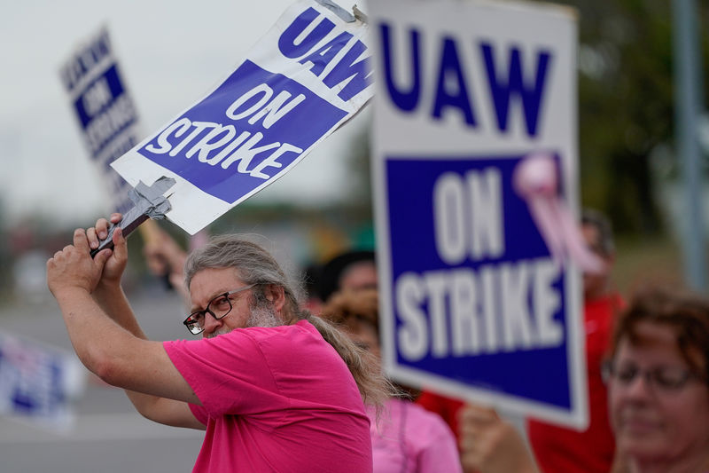 © Reuters. FILE PHOTO: UAW workers strike at the Bowling Green facility