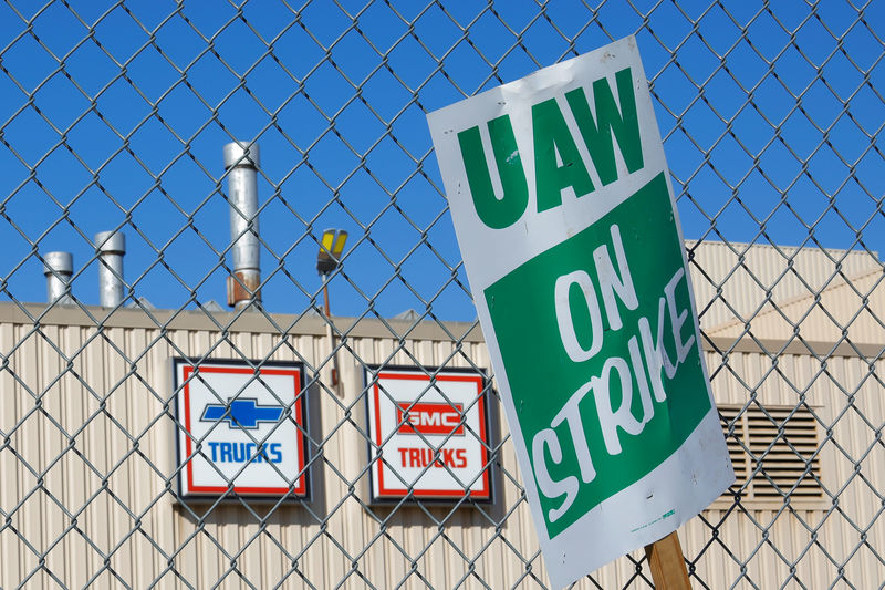 © Reuters. FILE PHOTO: A union strike sign is stuck in the fence outside the GM Flint Truck Assembly in Flint