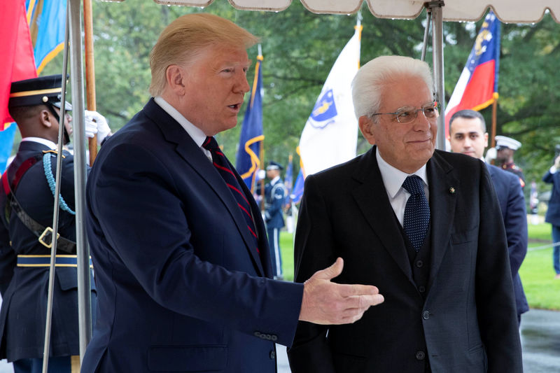 © Reuters. U.S. President Donald Trump welcomes Italian President Sergio Mattarella at the White House in Washington