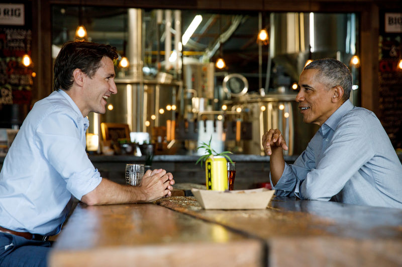 © Reuters. FILE PHOTO: Canada's Prime Minister Trudeau and former U.S. President Obama meet at brewery in Kanata