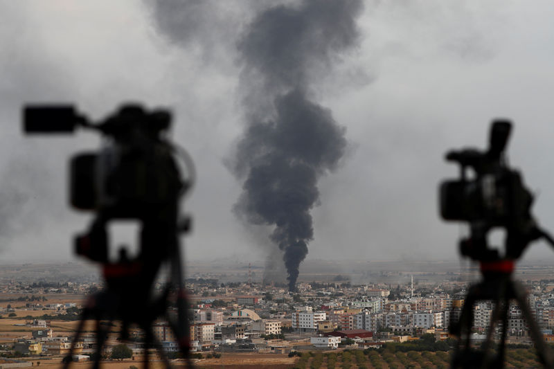 © Reuters. Smoke rises over the Syrian town of Ras al Ain, as seen from the Turkish border town of Ceylanpinar