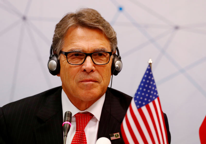 © Reuters. U.S. Secretary of Energy Rick Perry speaks during a news conference in Vilnius
