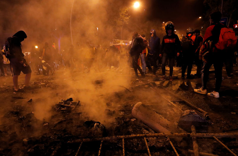 Carros são incendiados em Barcelona ​​e manifestantes ignoram pedidos de calma