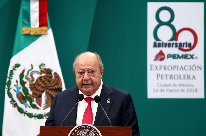 © Reuters. FILE PHOTO: Carlos Romero Deschamps, leader of the oil workers union of Pemex, delivers speech during the 80th anniversary of the expropriation of Mexico's oil industry in Mexico City