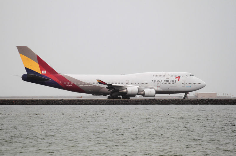 © Reuters. FILE PHOTO: An Asiana Airlines Boeing 747-400 taxis at San Francisco International Airport, San Francisco