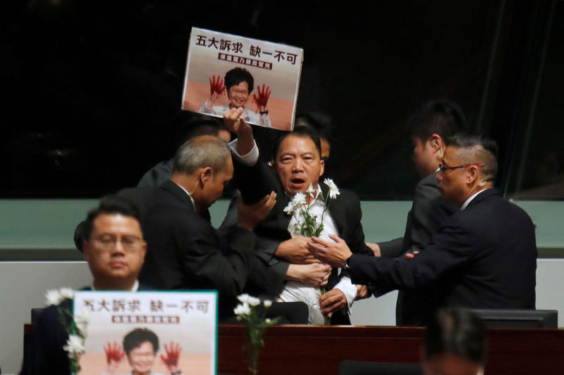 © Reuters. 香港議会、行政長官への抗議で一時休会