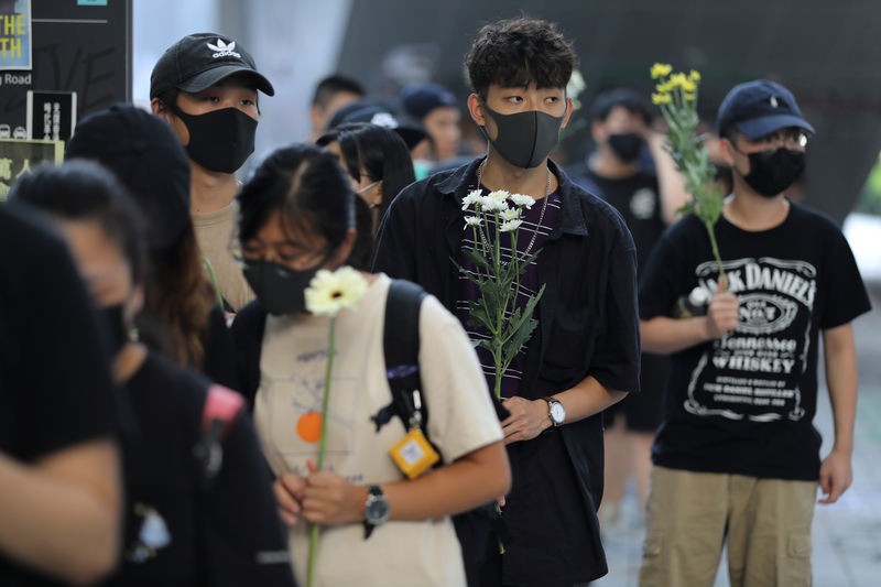 © Reuters. Anti-government protesters hold flowers during a demonstration in Tiu Keng Leng in Hong Kong