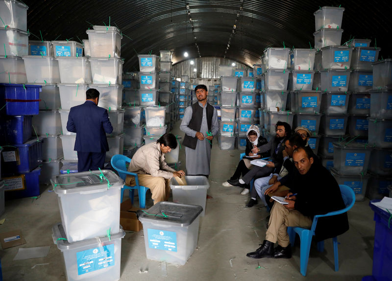 © Reuters. مصدران: أفغانستان ستؤجل إعلان النتائج الأولية لانتخابات الرئاسة
