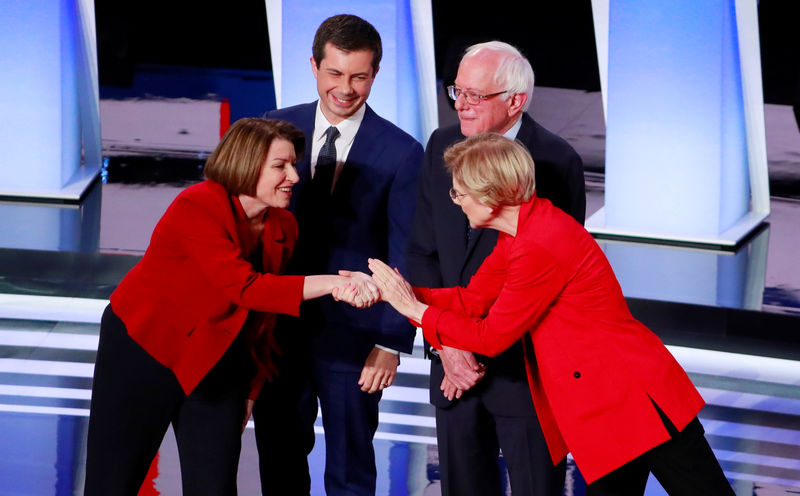 © Reuters. FILE PHOTO: Candidates greet each other on the first night of the second 2020 Democratic U.S. presidential debate in Detroit, Michigan, U.S.