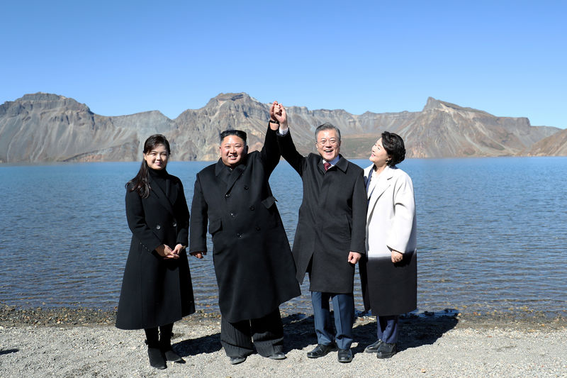© Reuters. FILE PHOTO: South Korean President Moon Jae-in, first lady Kim Jung-sook, North Korean leader Kim Jong Un and his wife Ri Sol Ju pose for photographs beside the Heaven Lake of Mt. Paektu