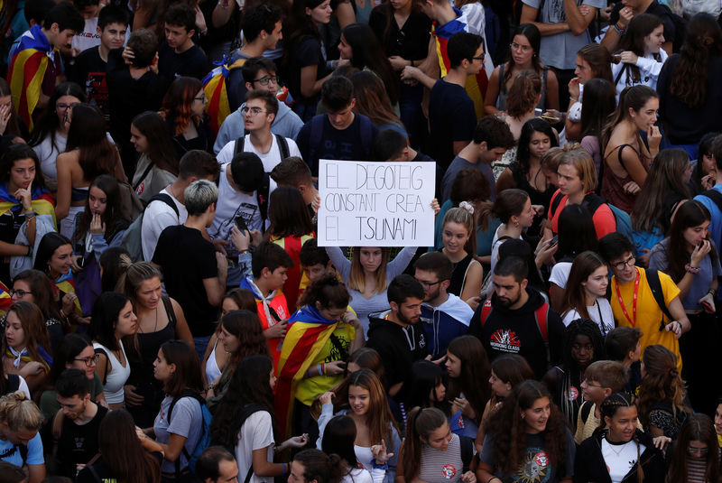 © Reuters. People gather for a protest in Barcelona