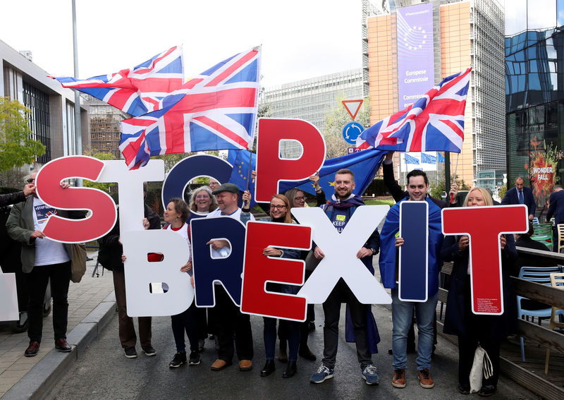 Reino Unido fecha acordo do Brexit e Johnson agora enfrenta desafio no Parlamento