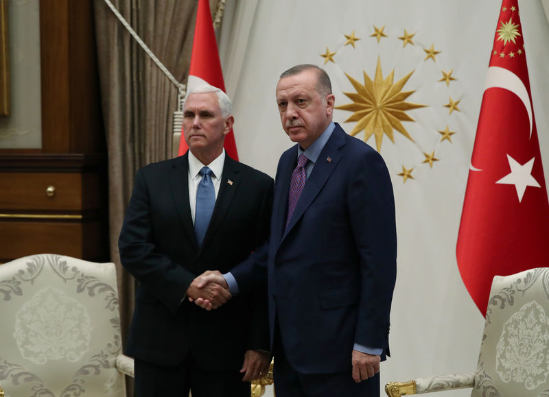 Vice-presidente dos EUA se encontra com Erdogan para pedir fim de ofensiva turca na Síria