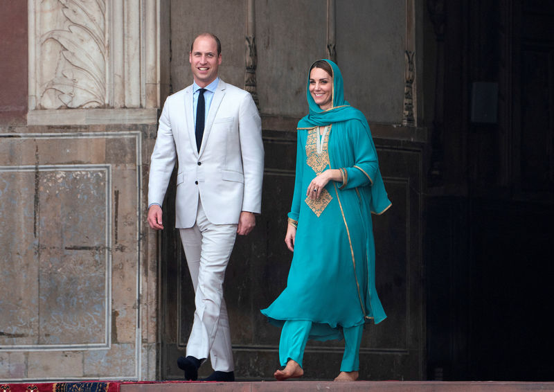 © Reuters. Príncipe William e a mulher, Kate, visitam mesquita em Lahore, no Paquistão