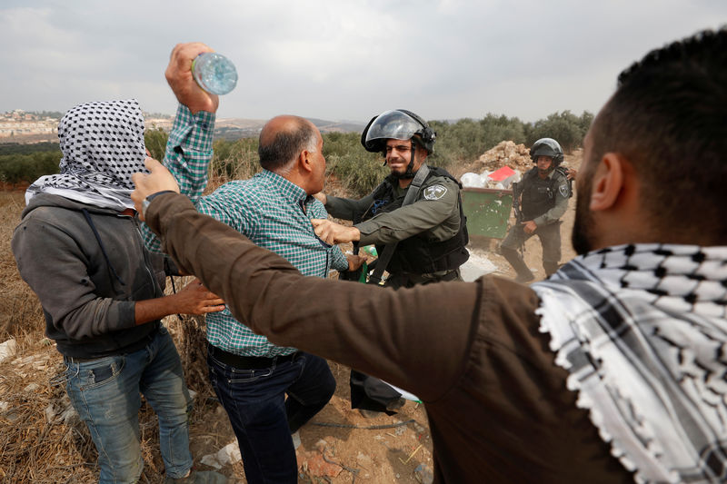 مئات الفلسطينيين يشتبكون مع القوات الإسرائيلية والمستوطنين لمنع مصادرة أراضيهم