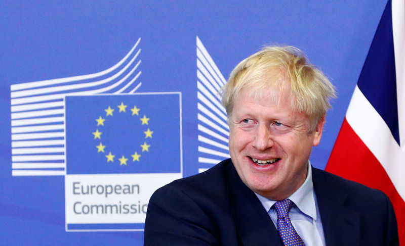 © Reuters. El Primer Ministro británico Boris Johnson durante una conferencia de prensa con el Presidente de la Comisión Europea, Jean-Claude Juncker, tras acordar el acuerdo Brexit, al margen de la cumbre de líderes de la Unión Europea, en Bruselas, Bélgica