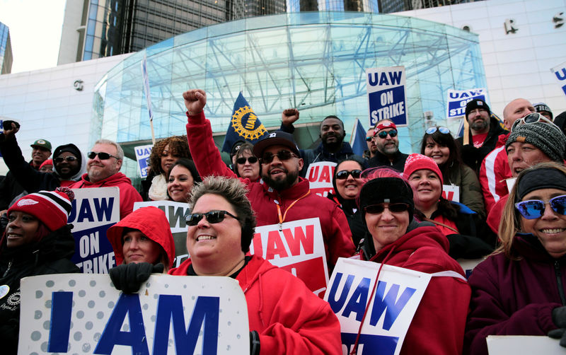 © Reuters. Striking United Auto Workers (UAW) members rally in front of General Motors World headquarters in Detroit