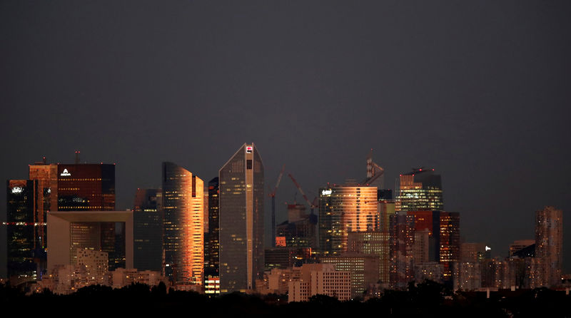 © Reuters. FILE PHOTO: The financial district of La Defense is seen during sunset near Paris