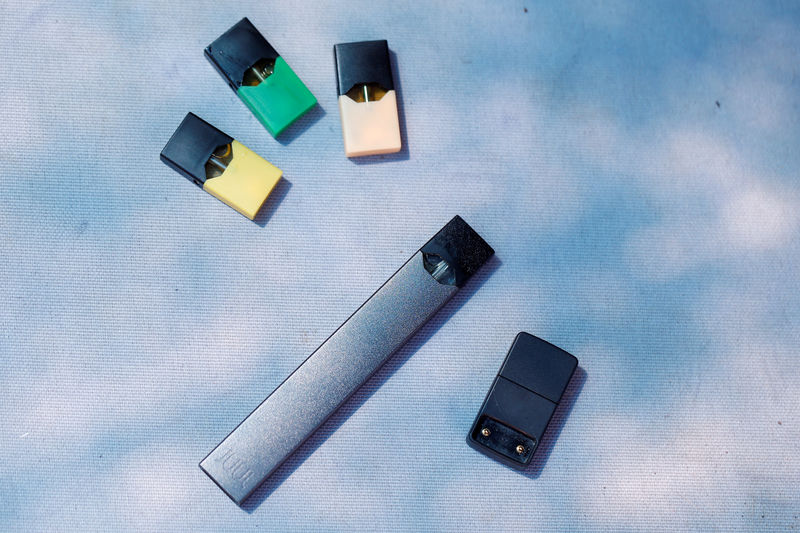 © Reuters. A Juul e-cigarette and pods are seen in this picture illustration