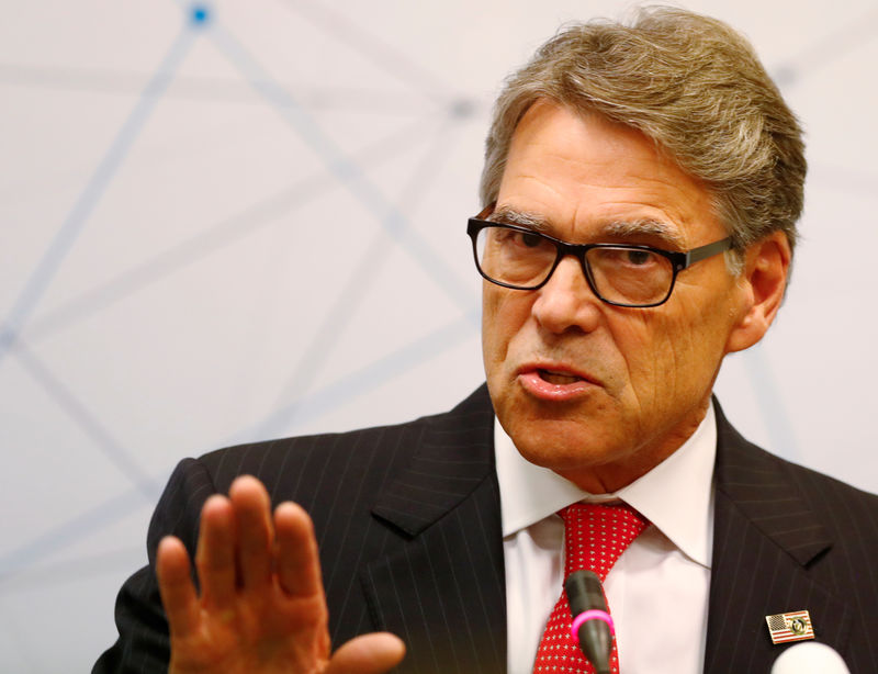 © Reuters. U.S. Secretary of Energy  Rick Perry speaks during a news conference in Vilnius