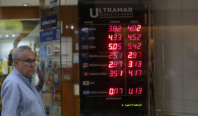 Dólar fecha em alta e bate máxima em mais de 3 semanas com incertezas sobre fluxo