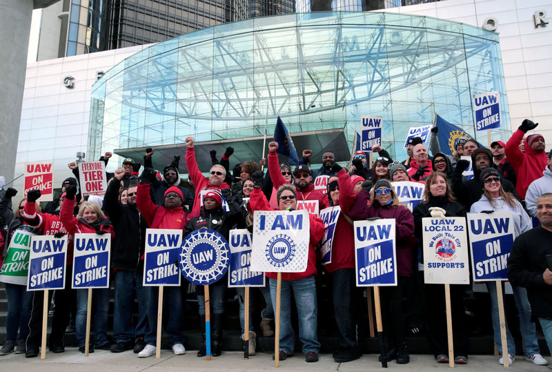 UAW will keep GM strike going while members vote on new contract