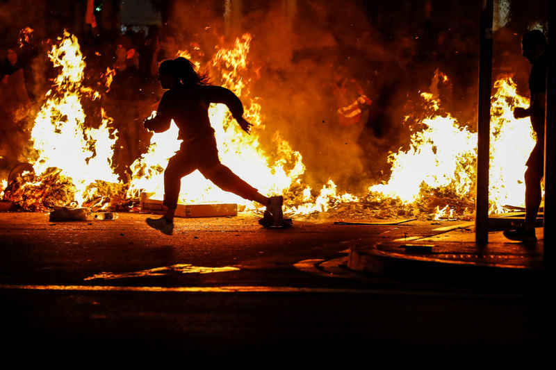 Barcelona tem incêndios nas ruas no quarto dia de protestos