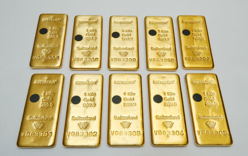 الذهب يستقر فوق 1490 دولارا بفعل بيانات صينية ضعيفة