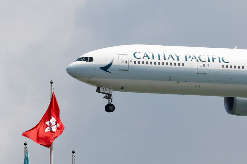© Reuters. FILE PHOTO:  A Cathay Pacific Boeing 777 plane lands at Hong Kong airport after it reopened following clashes between police and protesters