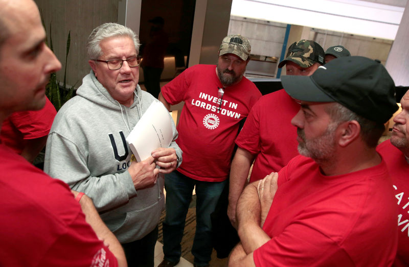 UAW mantiene la huelga de GM mientras los miembros votan por un nuevo contrato
