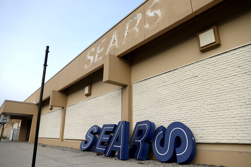 © Reuters. FILE PHOTO: Dismantled sign sits leaning outside a Sears department store in Nanuet