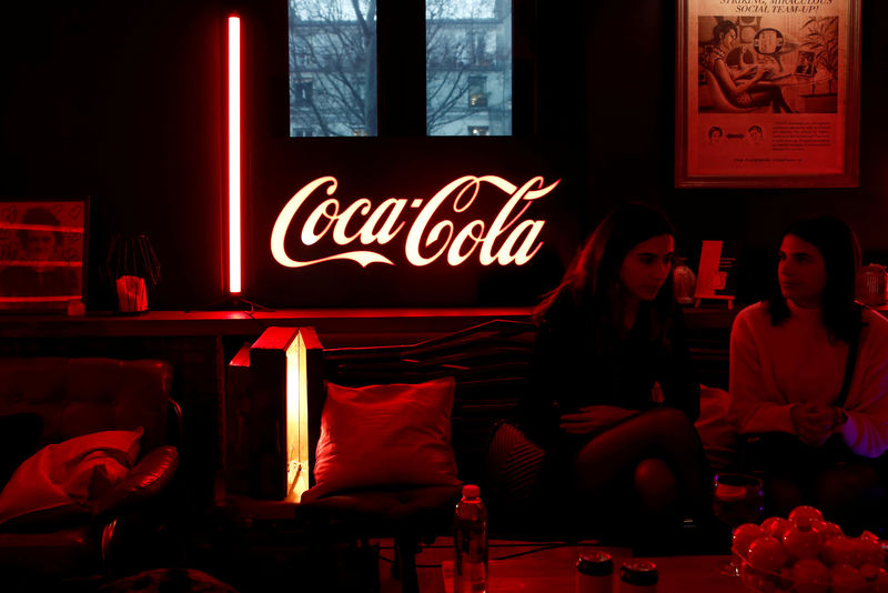 © Reuters. FILE PHOTO: A Coca-Cola logo is pictured during an event in Paris