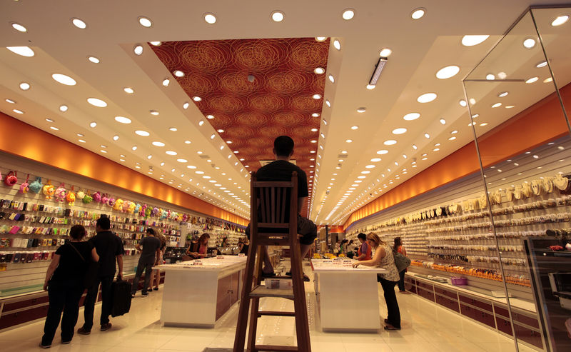 © Reuters. Consumidores fazem compras em um shopping em São Paulo