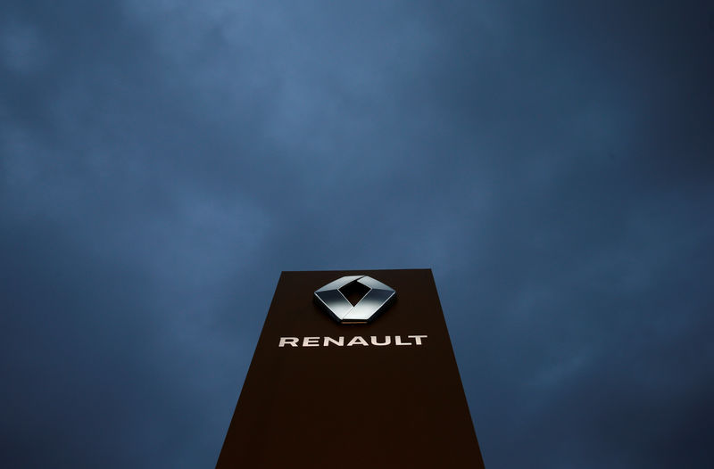 © Reuters. Il logo della casa automobilistica francese Renault sull'insegna di una concessionaria a Illkirch-Graffenstaden vicino Strasburgo, in Francia