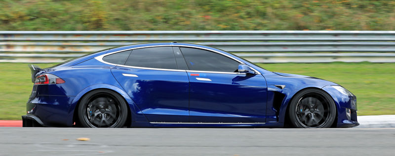 © Reuters. A Tesla Model S at the Nuerburgring race track