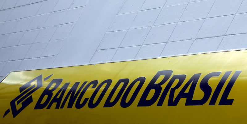 © Reuters. FILE PHOTO: The Banco do Brasil logo is seen outside a bank office in Sao Paulo